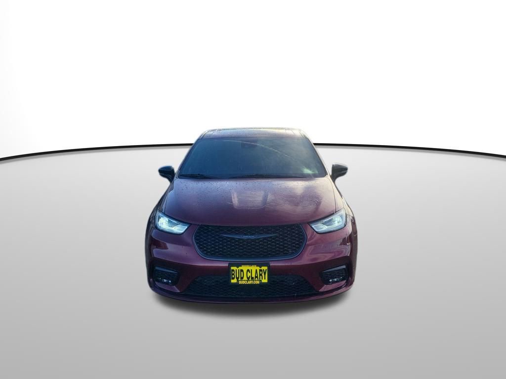 Used 2023 Chrysler Pacifica Limited w/ Uconnect Theater Family Group image 9