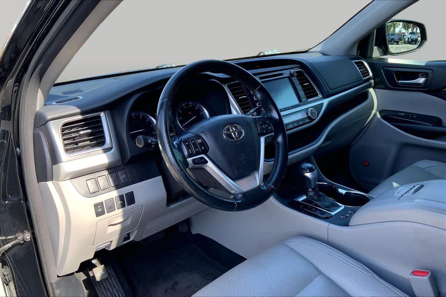 Used 2018 Toyota Highlander Limited FWD image 16