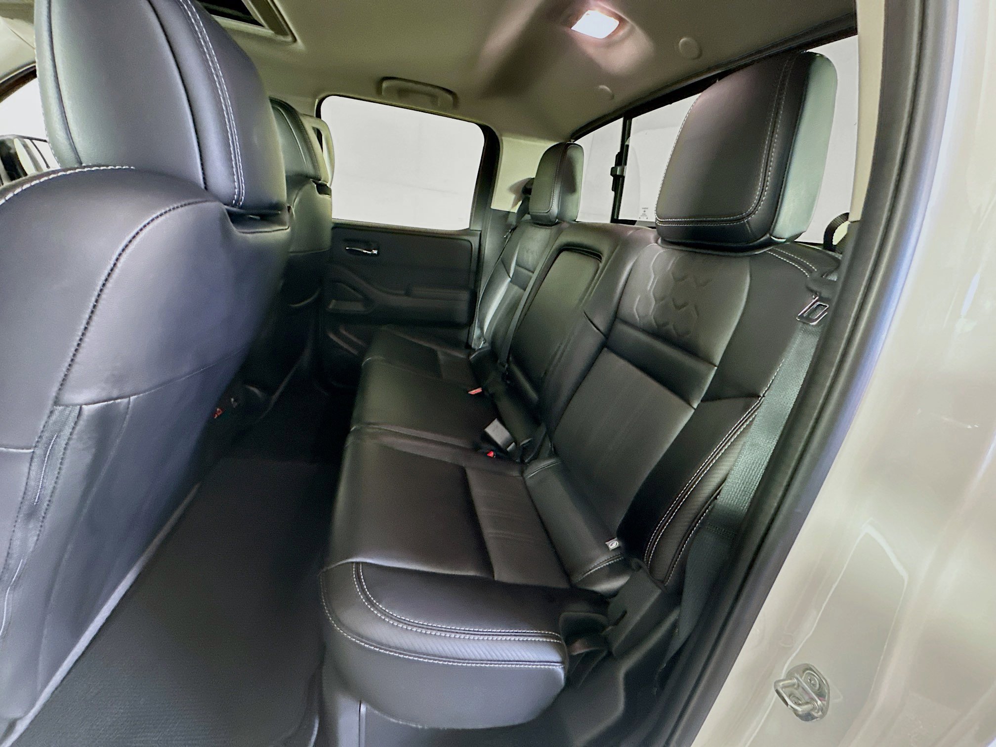 Used 2024 Nissan Frontier SL image 25