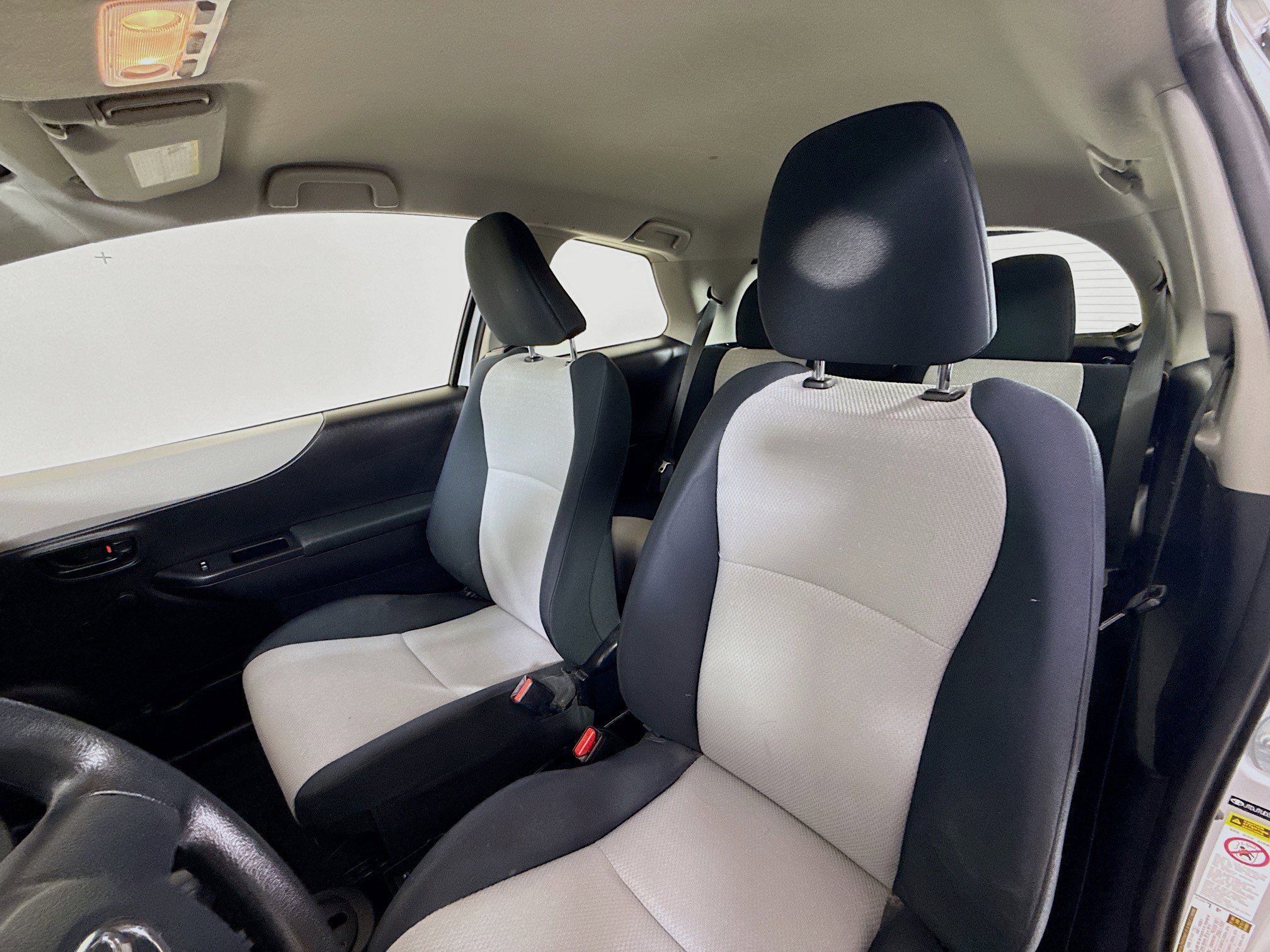 Used 2014 Toyota Yaris L image 11