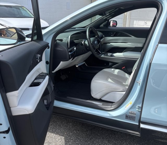 Certified 2024 Cadillac Lyriq Luxury AWD/4WD image 6