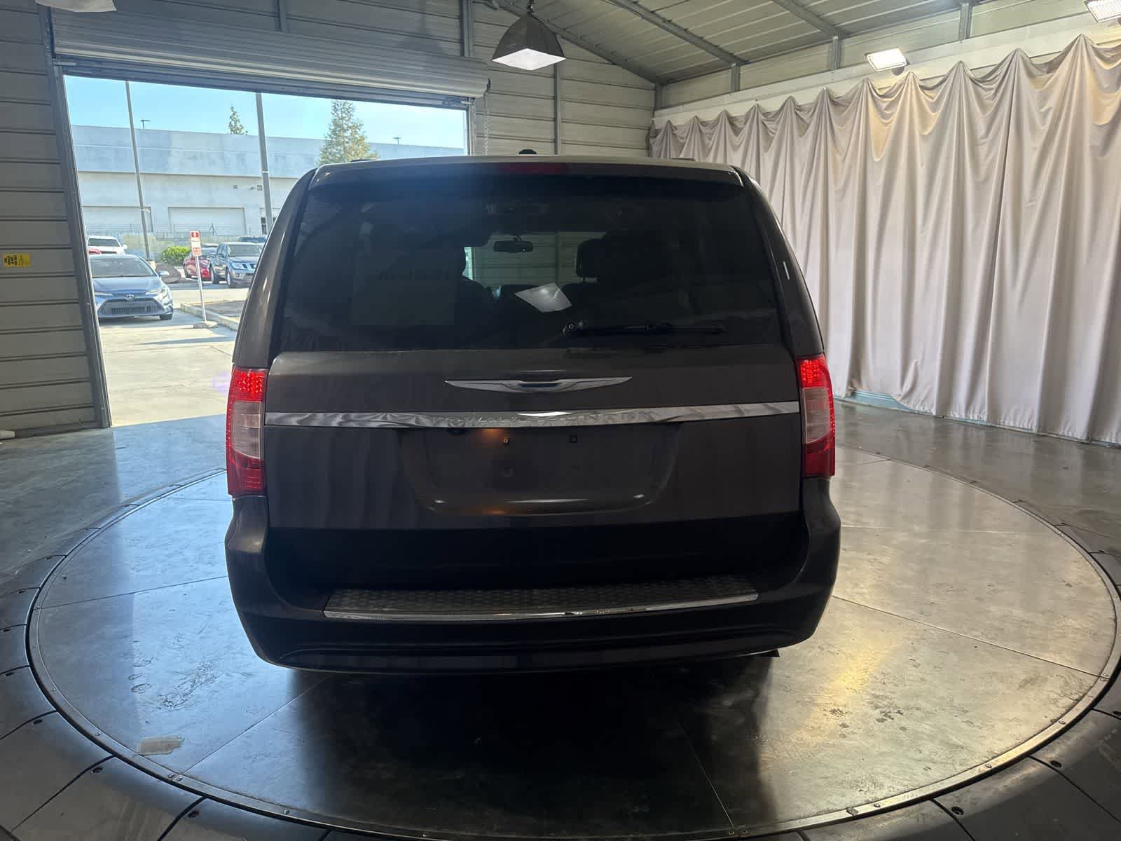 Used 2016 Chrysler Town & Country Touring w/ Driver Convenience Group FWD image 6