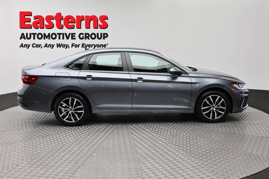 Used 2025 Volkswagen Jetta SE FWD image 5