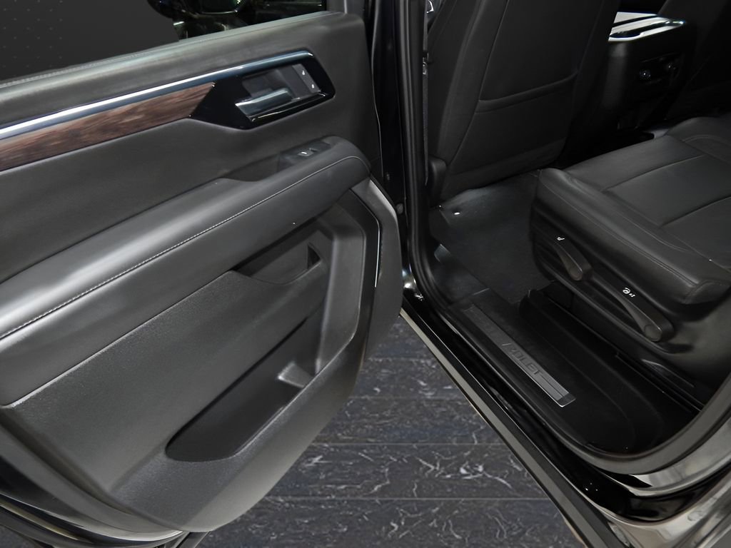 Used 2025 Chevrolet Suburban Z71 AWD/4WD image 32