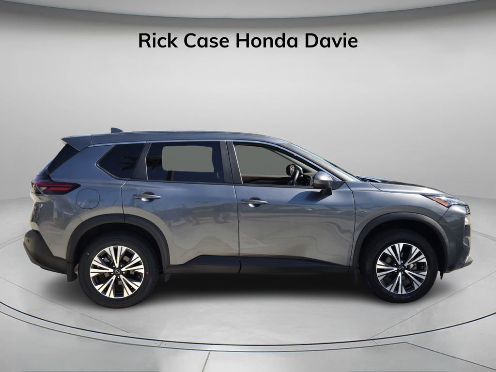 Used 2023 Nissan Rogue SV image 3