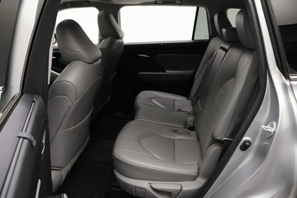 Used 2023 Toyota Highlander XLE FWD image 19