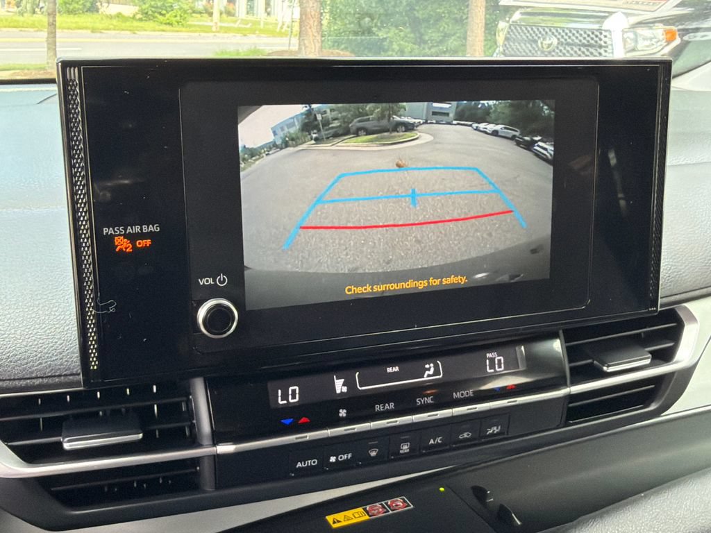 Used 2025 Toyota Sienna LE FWD image 27