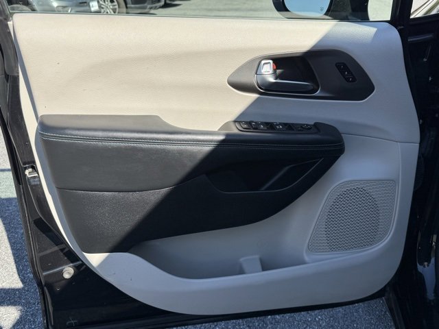 Certified 2021 Chrysler Pacifica Touring-L image 12