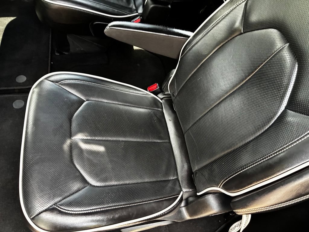 Used 2025 Chrysler Pacifica Limited FWD image 14