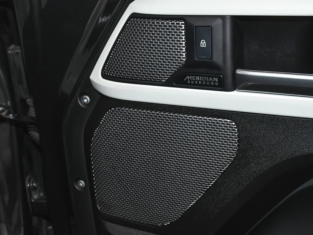 Used 2023 Land Rover Defender 90 X-Dynamic SE AWD/4WD image 16
