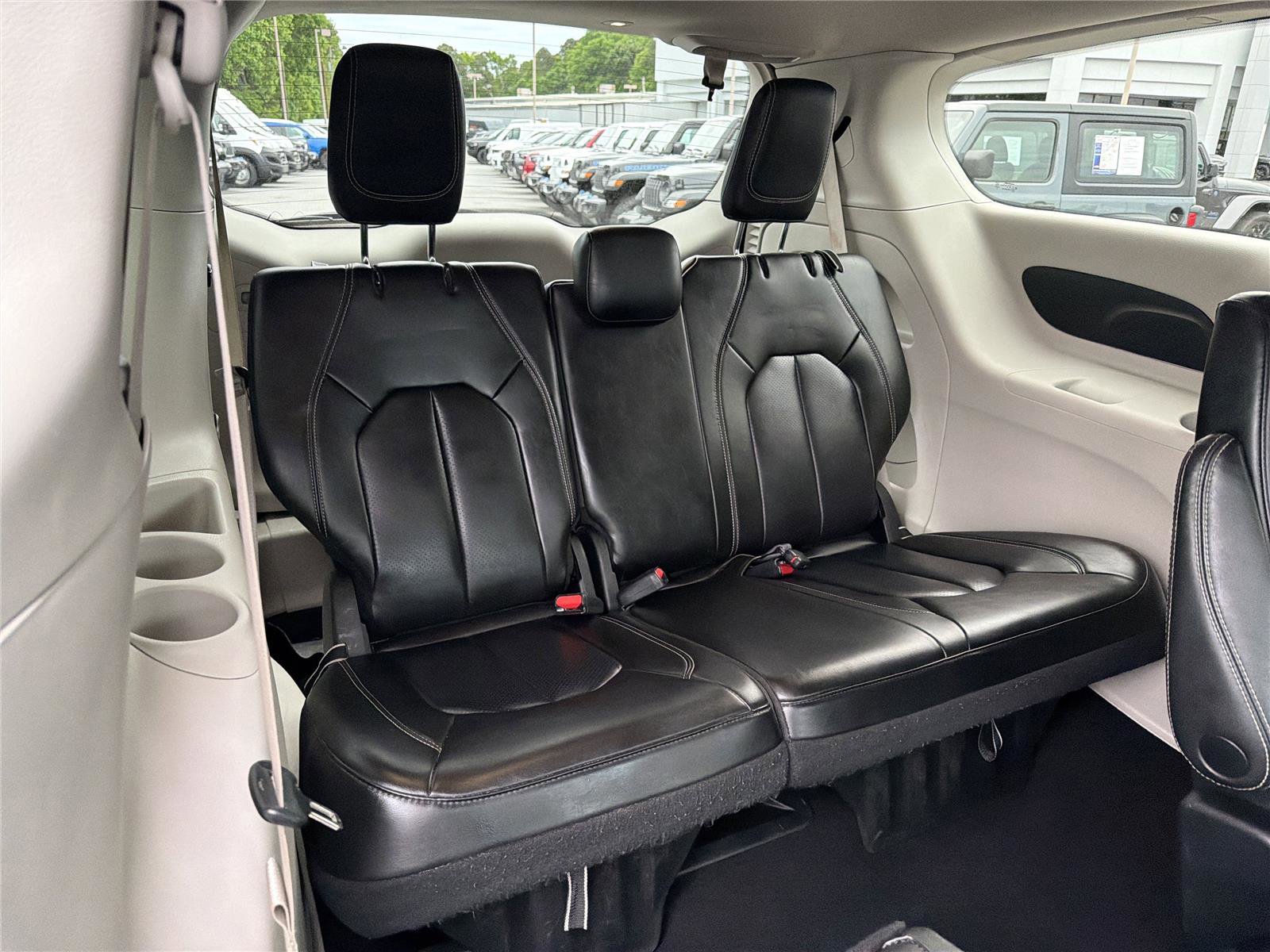 Used 2023 Chrysler Pacifica Touring-L FWD image 14
