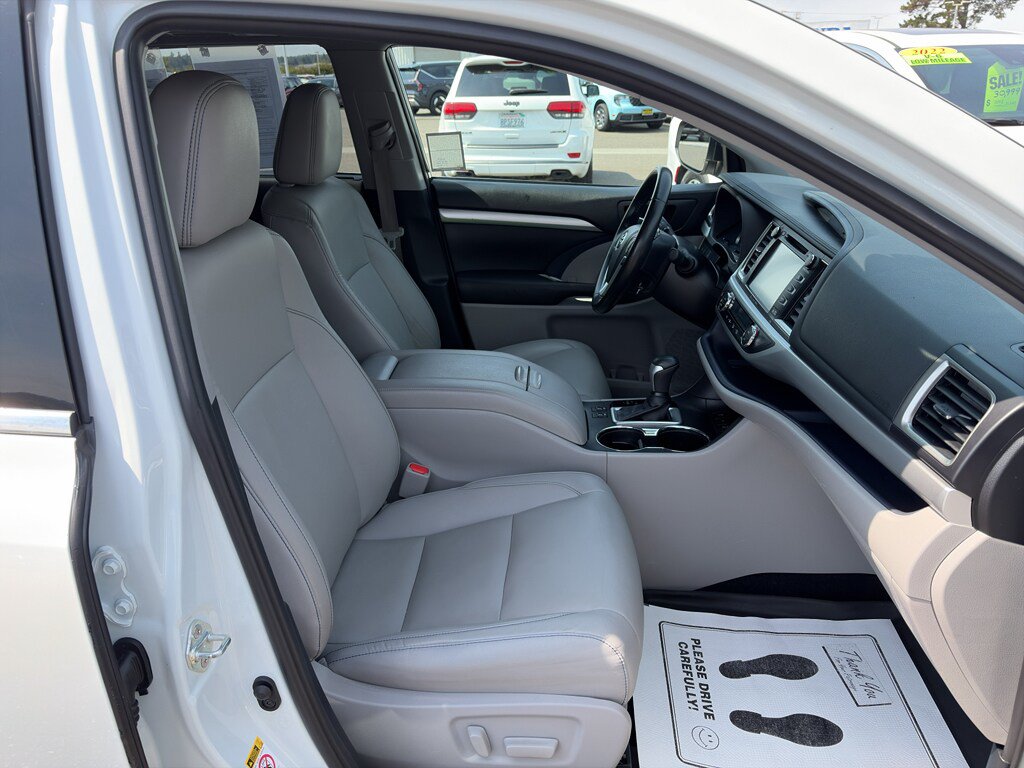 Used 2019 Toyota Highlander XLE AWD/4WD image 21