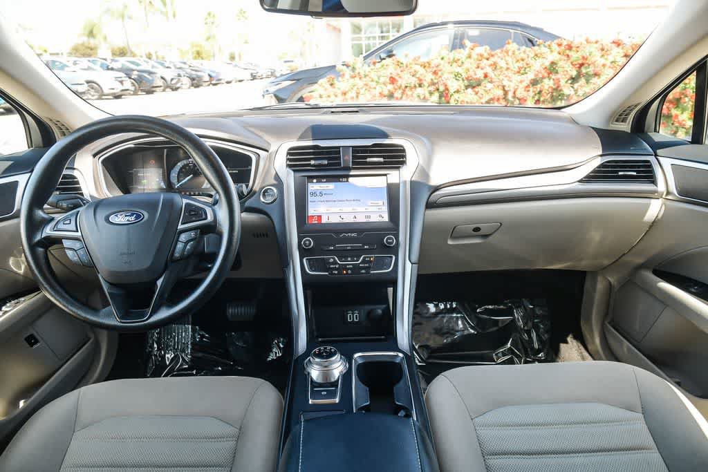 Used 2019 Ford Fusion SE FWD image 14