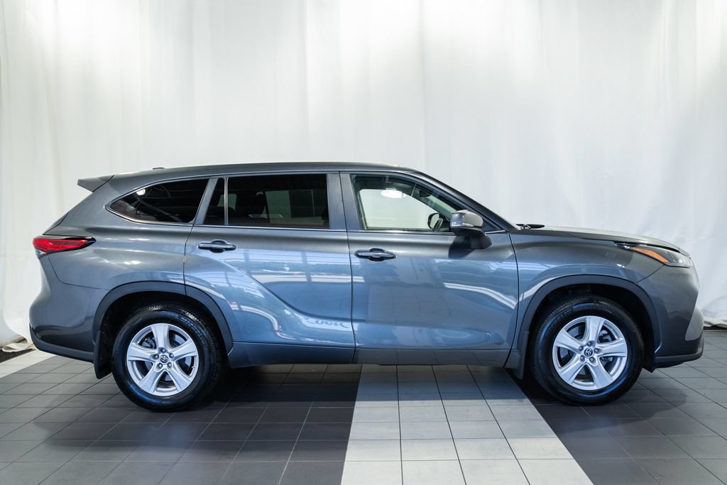 Used 2023 Toyota Highlander LE AWD/4WD image 3