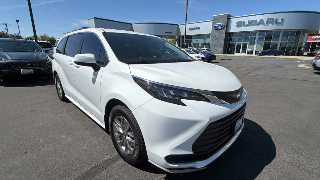 Used 2025 Toyota Sienna LE FWD image 2