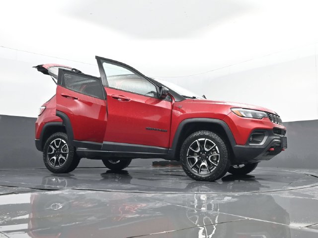 Used 2025 Jeep Compass Trailhawk AWD/4WD image 30