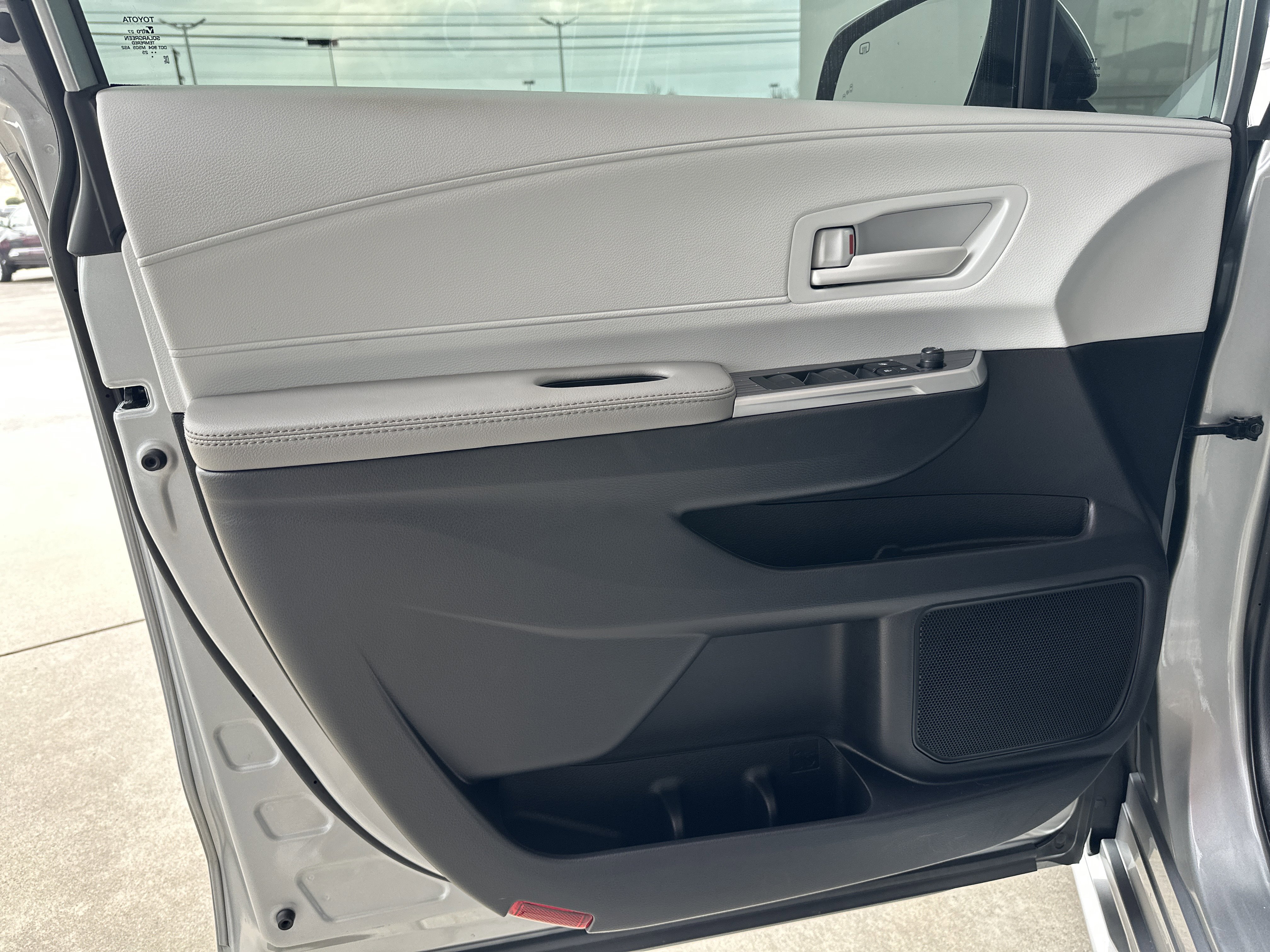 Used 2025 Toyota Sienna LE image 10