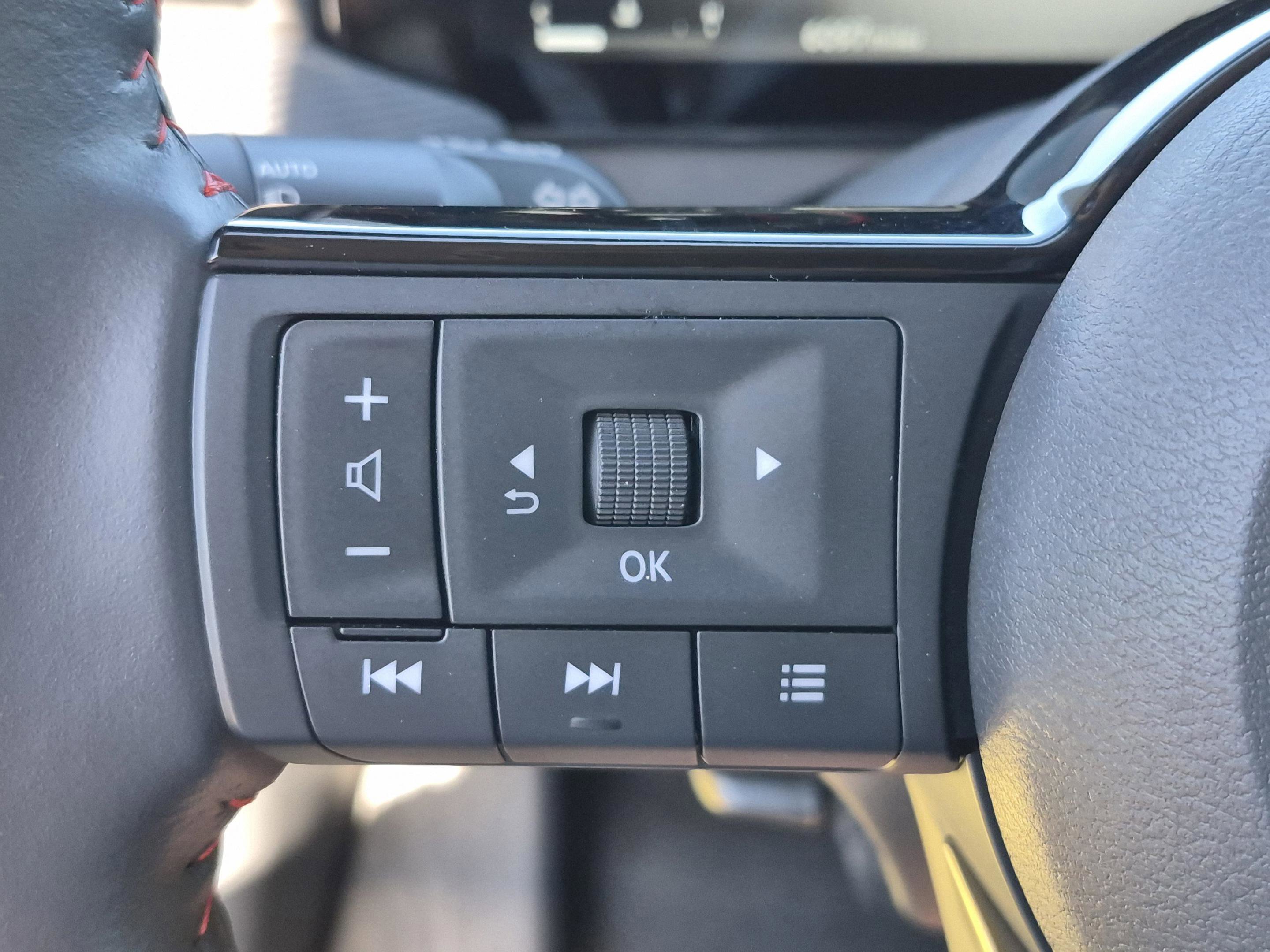 Certified 2025 Nissan Kicks SR FWD image 31