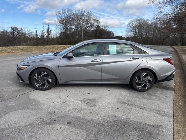 Used 2025 Hyundai Elantra SEL image 4