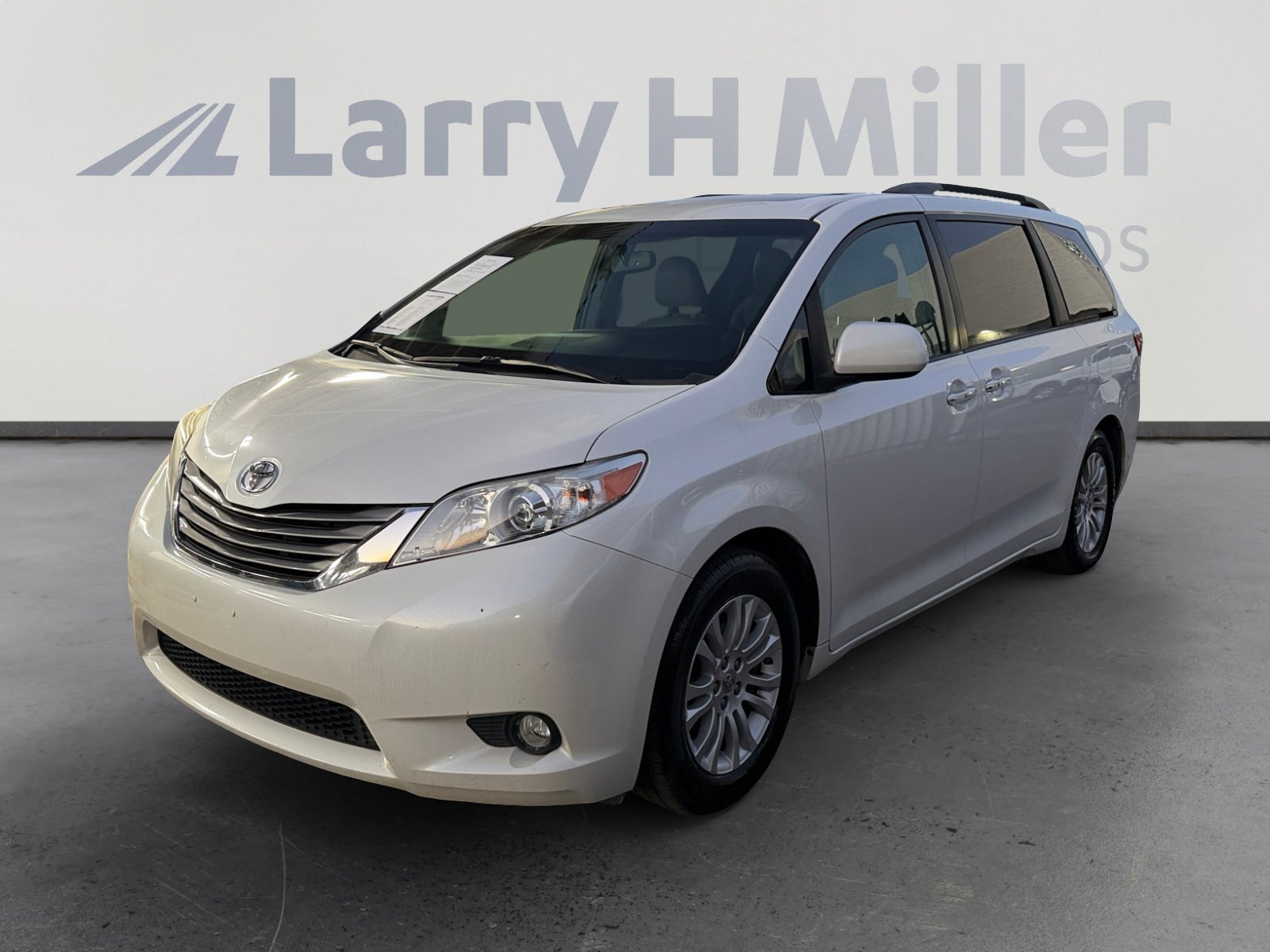Used 2016 Toyota Sienna XLE FWD image 1