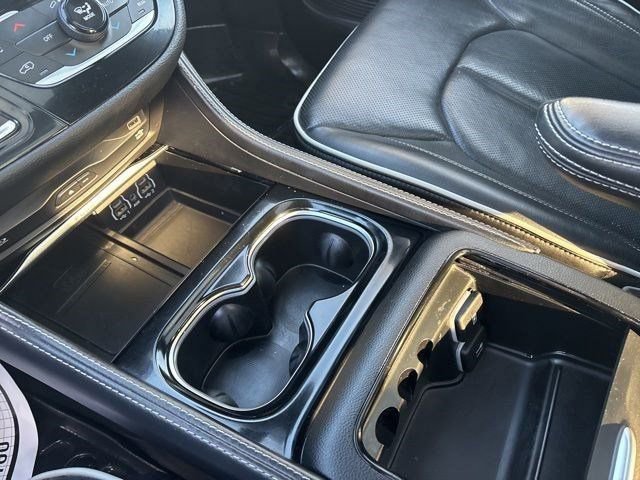 Used 2023 Chrysler Pacifica Limited w/ Uconnect Theater Family Group image 26