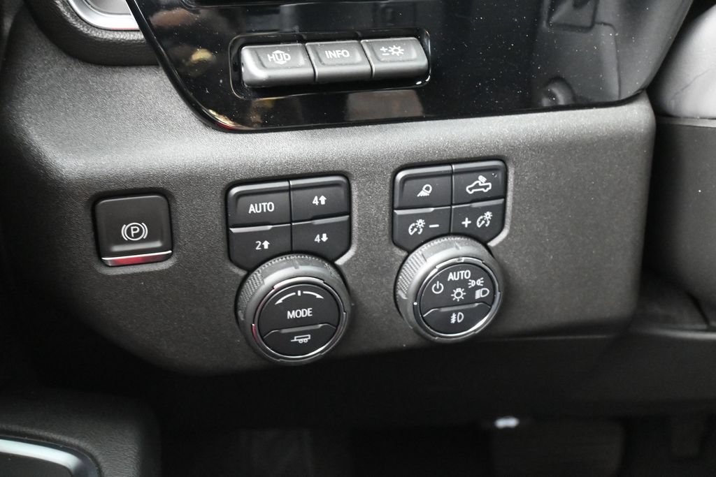 Used 2024 Chevrolet Silverado 1500 High Country w/ Technology Package AWD/4WD image 19