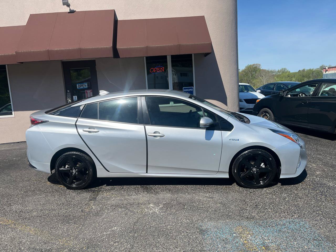 Used 2017 Toyota Prius Four Touring FWD image 4