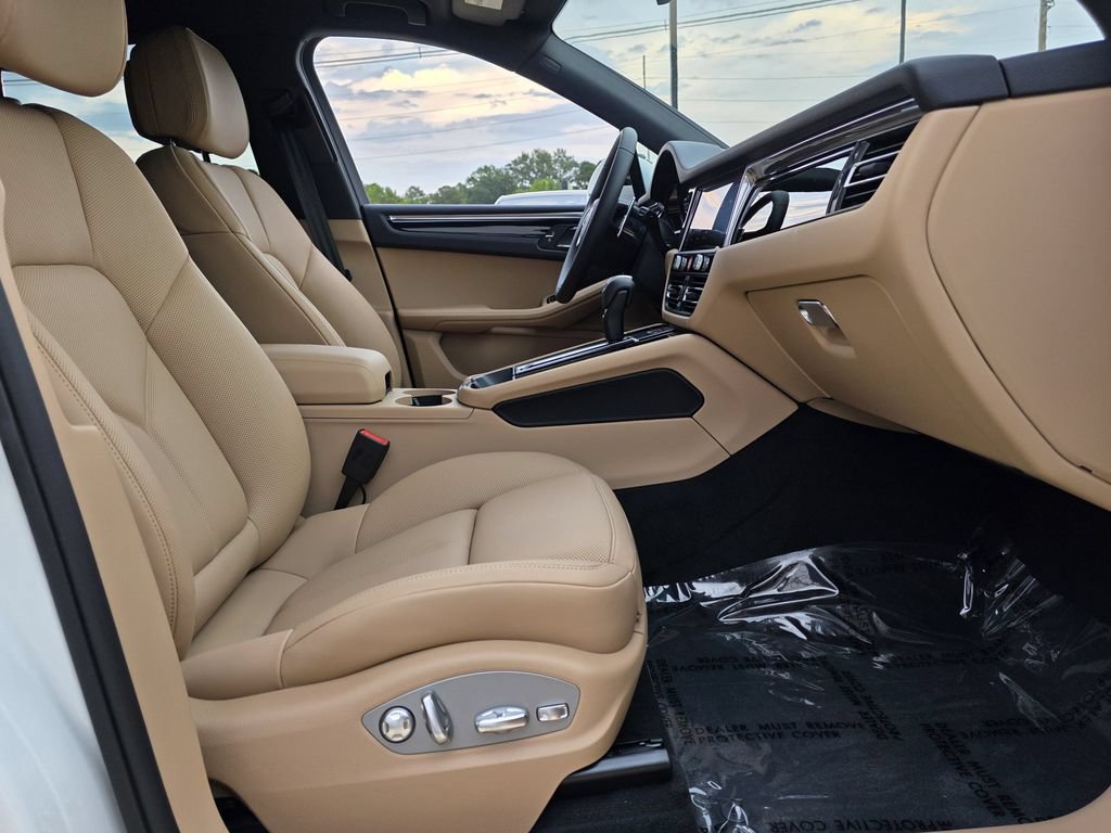 Certified 2026 Porsche Macan AWD/4WD image 42