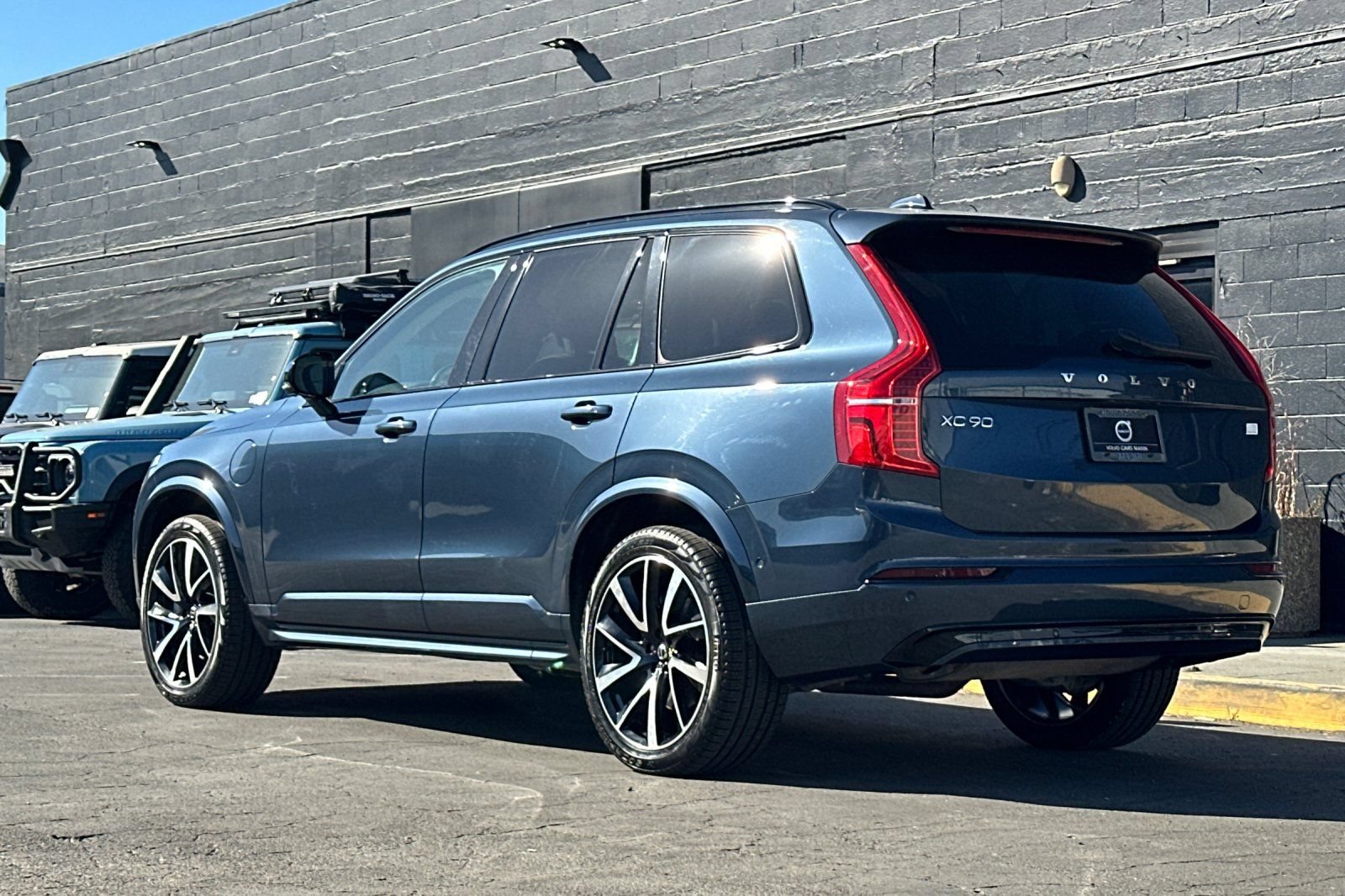 Certified 2023 Volvo XC90 T8 Plus AWD/4WD image 7