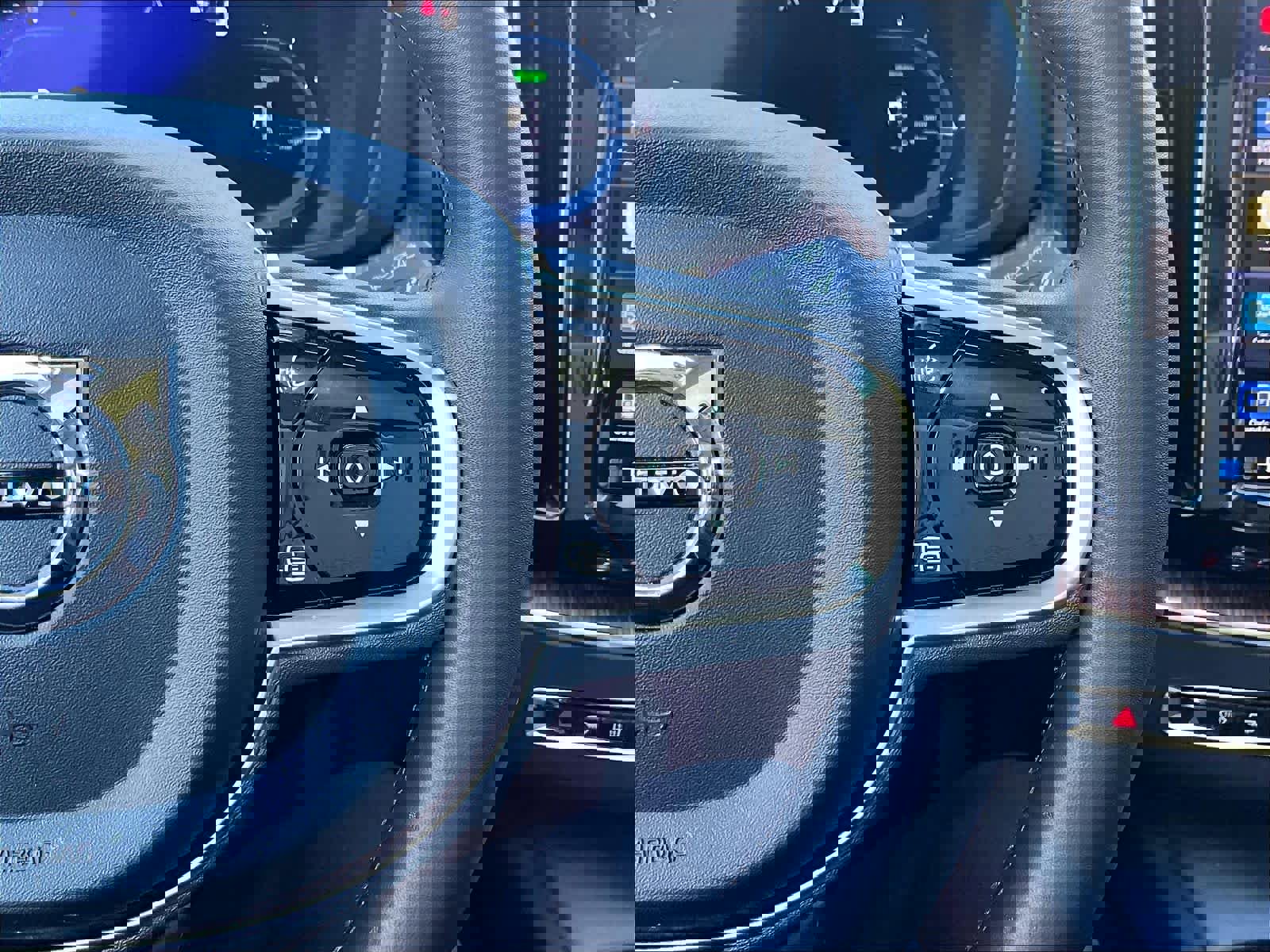 Used 2023 Volvo XC60 T8 Ultimate image 22