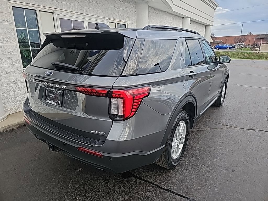 Used 2025 Ford Explorer Active AWD/4WD image 4