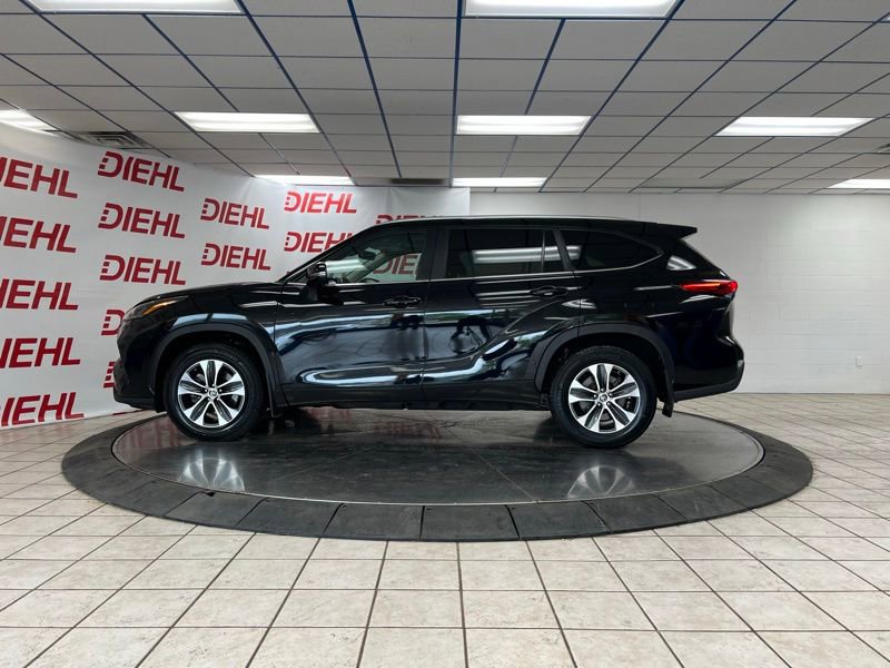 Used 2023 Toyota Highlander XLE AWD/4WD image 3