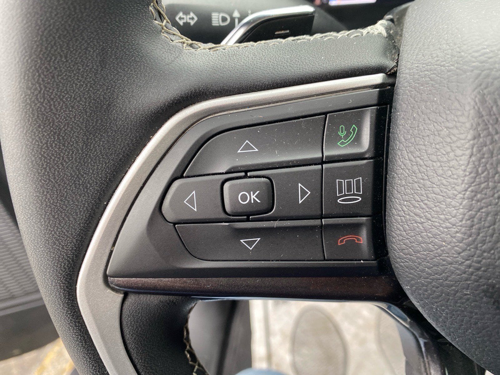 Used 2023 Jeep Grand Cherokee Laredo AWD/4WD image 16