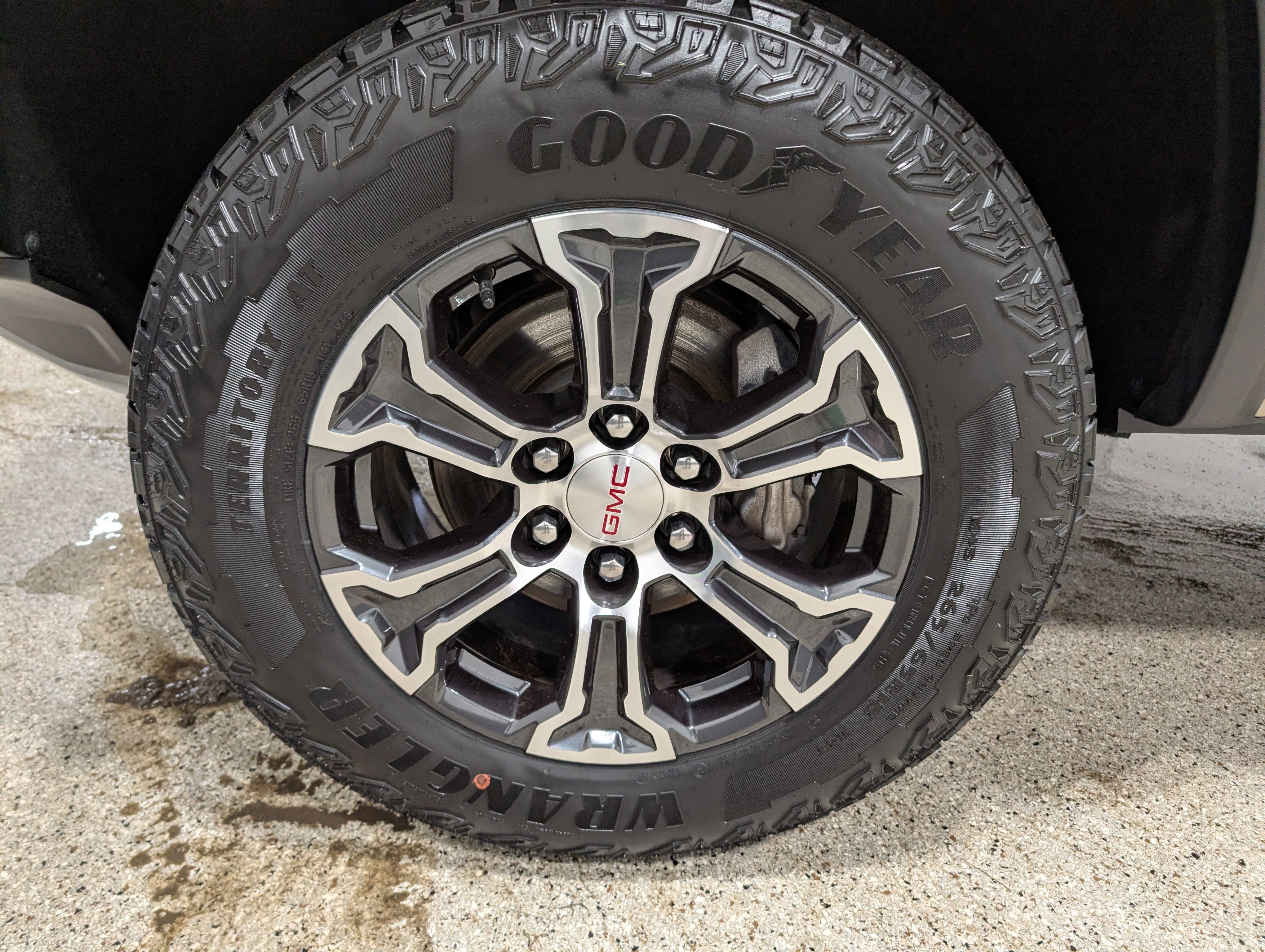 Used 2023 GMC Canyon AT4 w/ AT4 Premium Package image 9