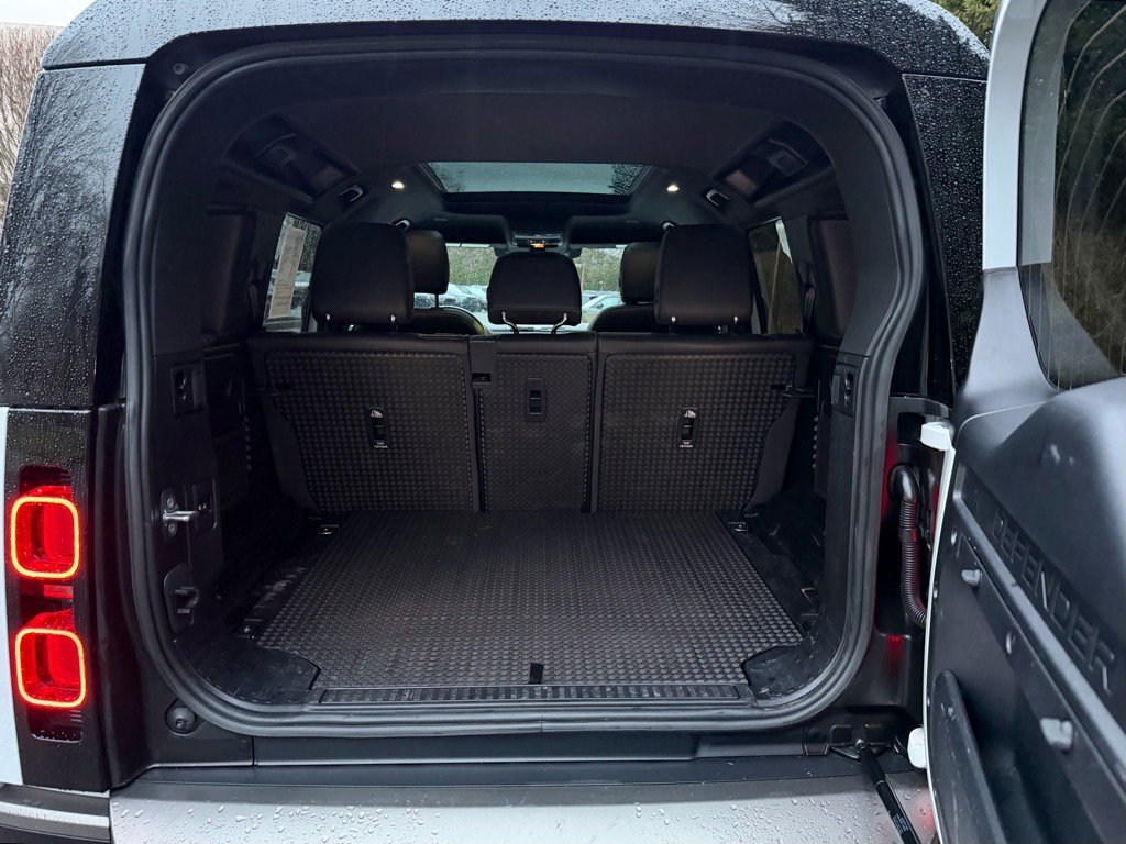 Used 2023 Land Rover Defender 110 X-Dynamic SE image 5