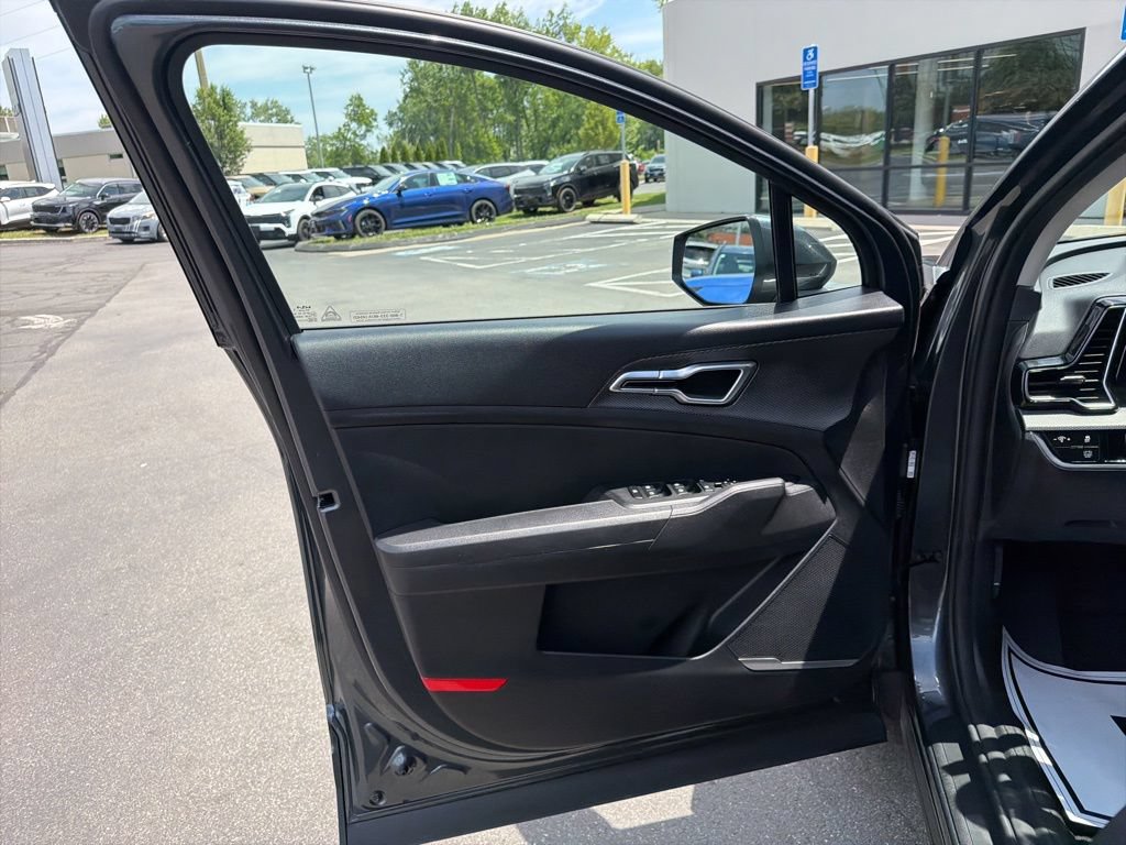 Used 2025 Kia Sportage LX AWD/4WD image 27