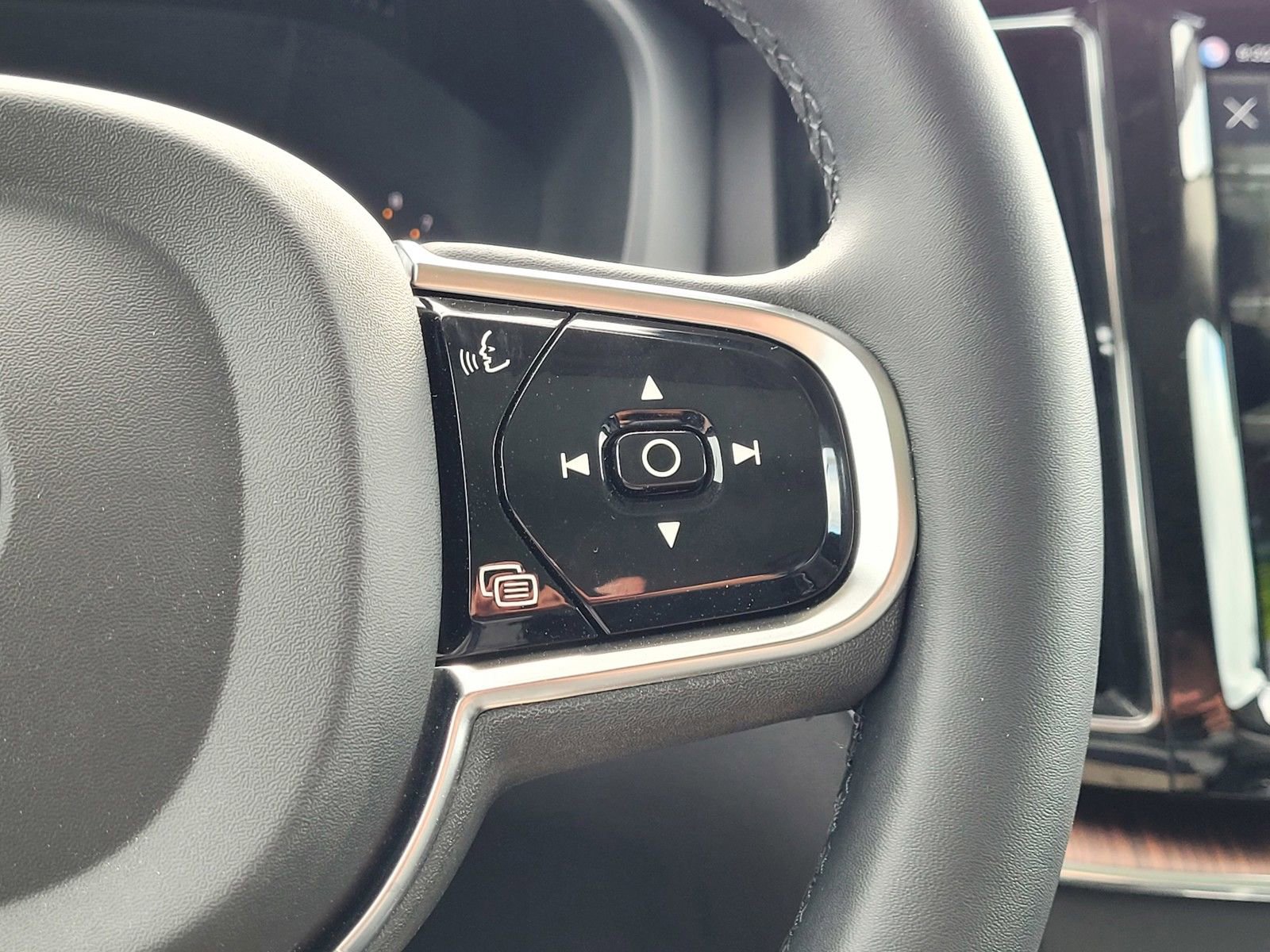 Certified 2023 Volvo XC60 B6 Ultimate w/ Protection Package Premier image 18