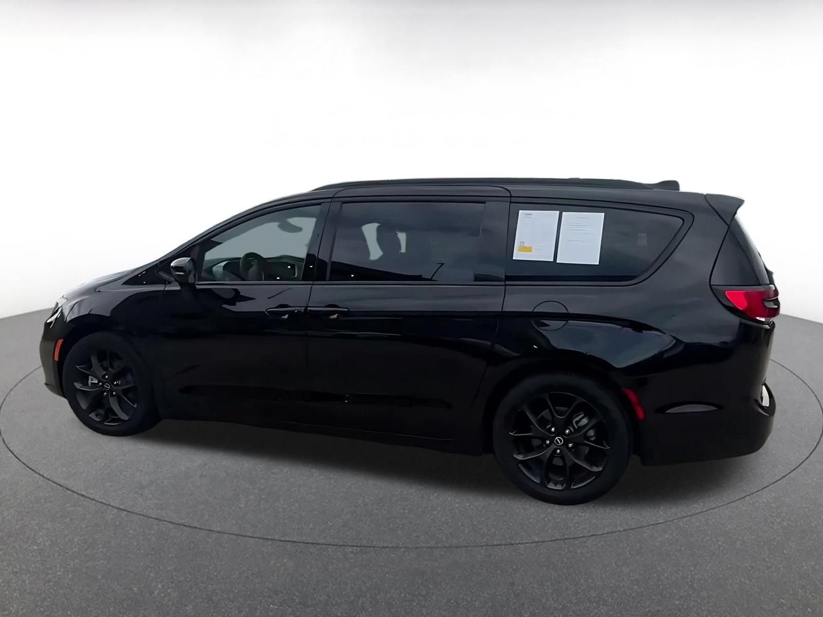 Used 2025 Chrysler Pacifica Limited FWD image 9