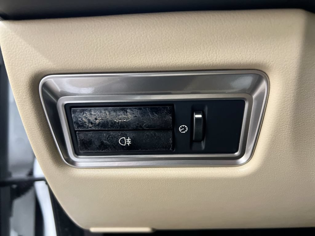 Used 2012 Jaguar XF RWD image 19