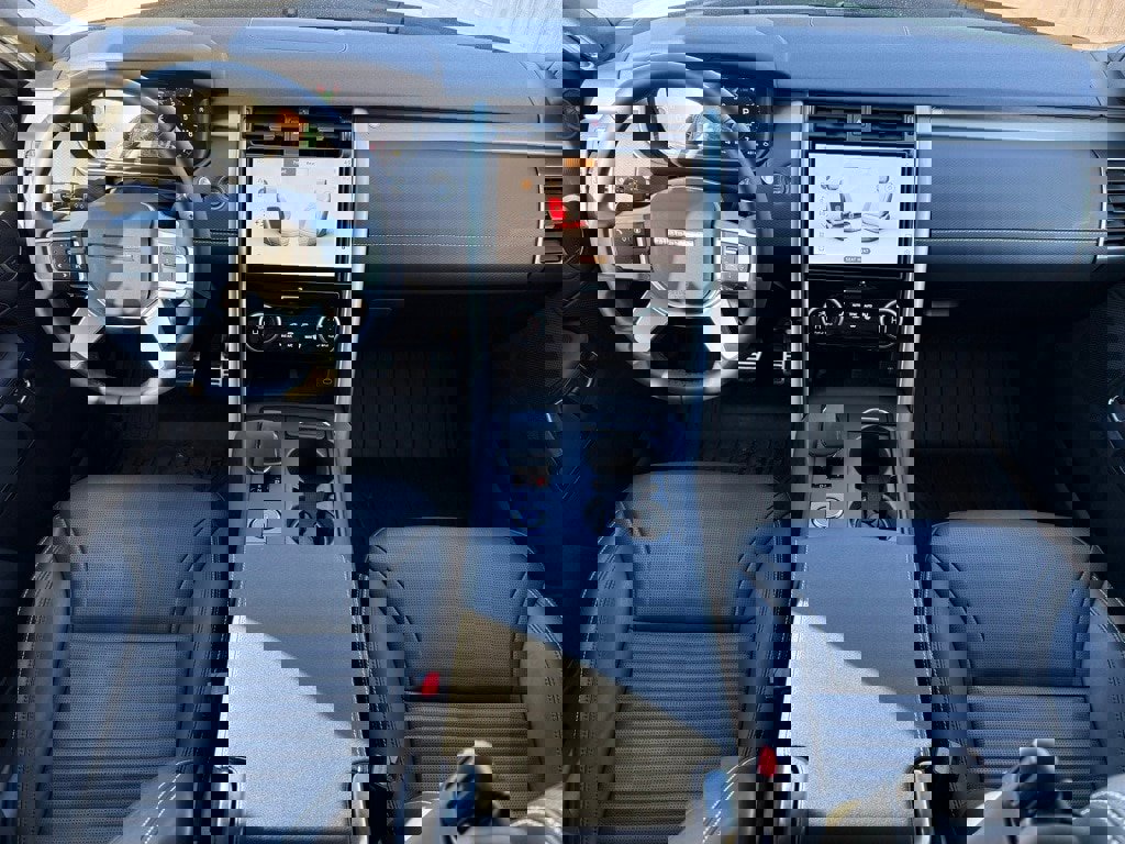 Certified 2025 Land Rover Discovery Dynamic SE image 17