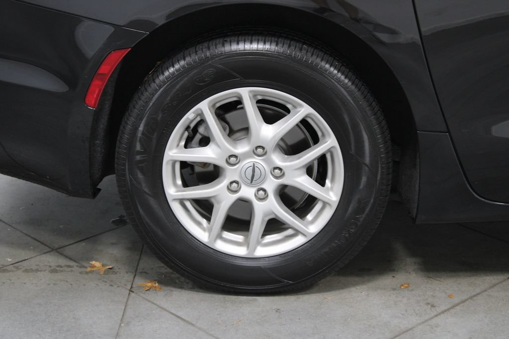 Used 2025 Chrysler Pacifica Select FWD image 13