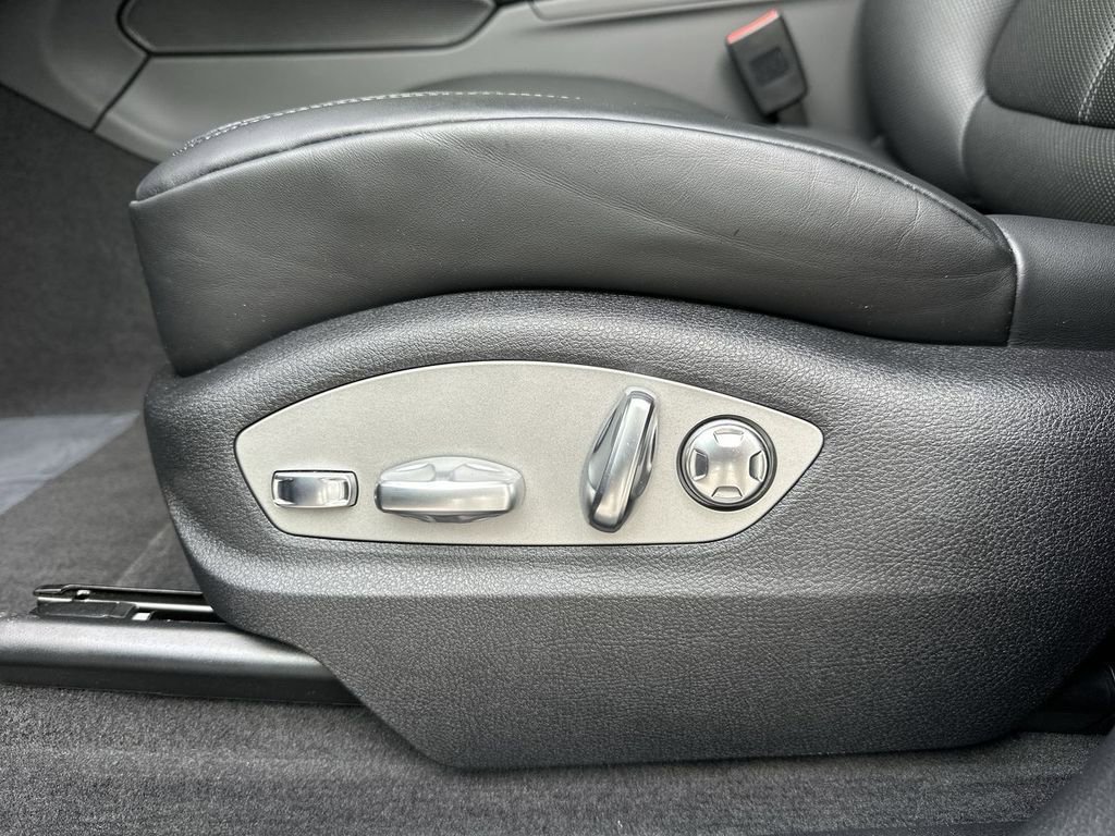 Certified 2025 Porsche Macan image 8