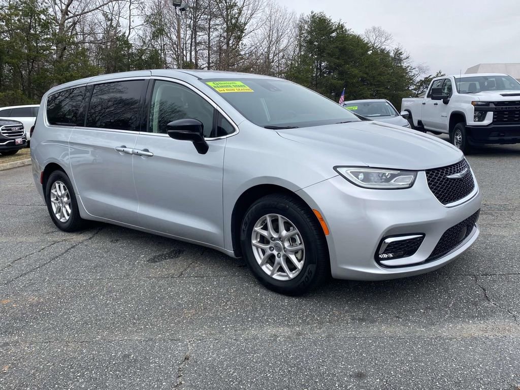 Used 2024 Chrysler Pacifica Touring-L image 6