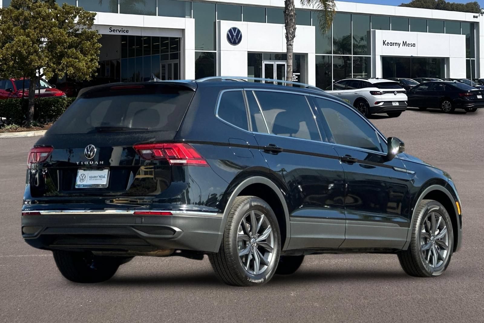 Used 2023 Volkswagen Tiguan SE FWD image 4