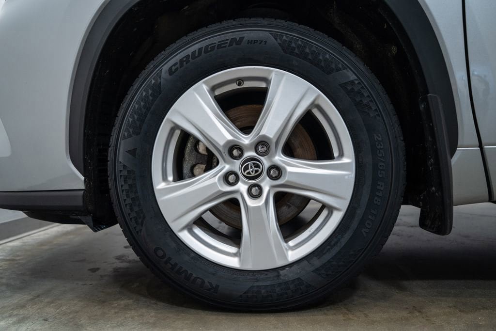 Used 2023 Toyota Highlander LE FWD image 11