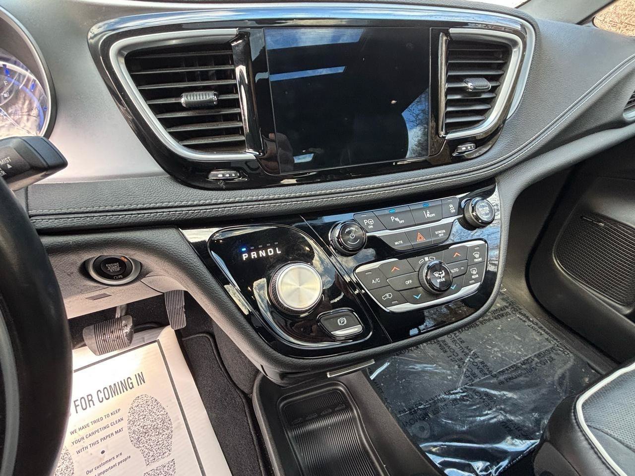 Used 2019 Chrysler Pacifica Limited w/ Advanced Safetytec Group FWD image 9