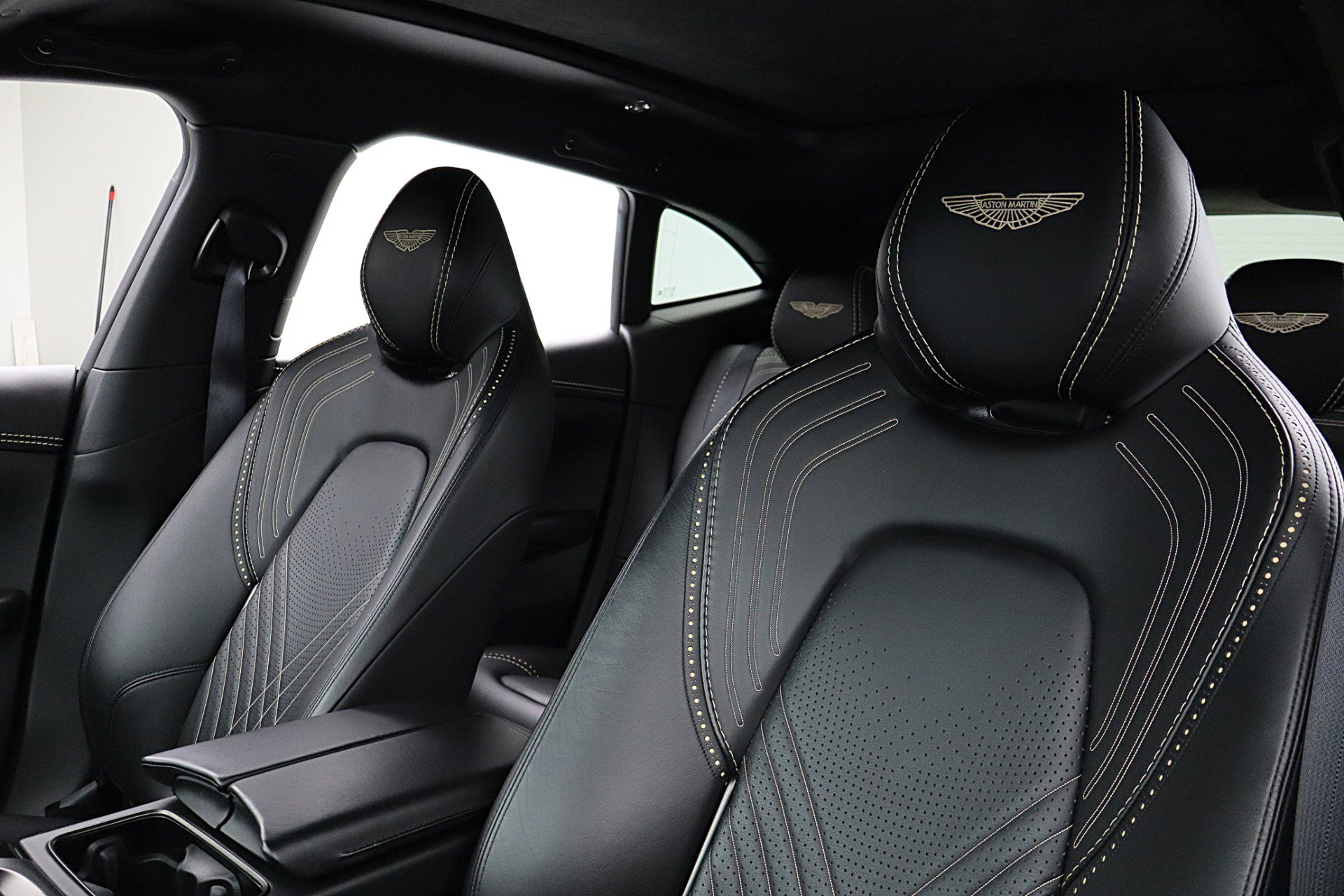 Used 2021 Aston Martin DBX AWD/4WD image 30