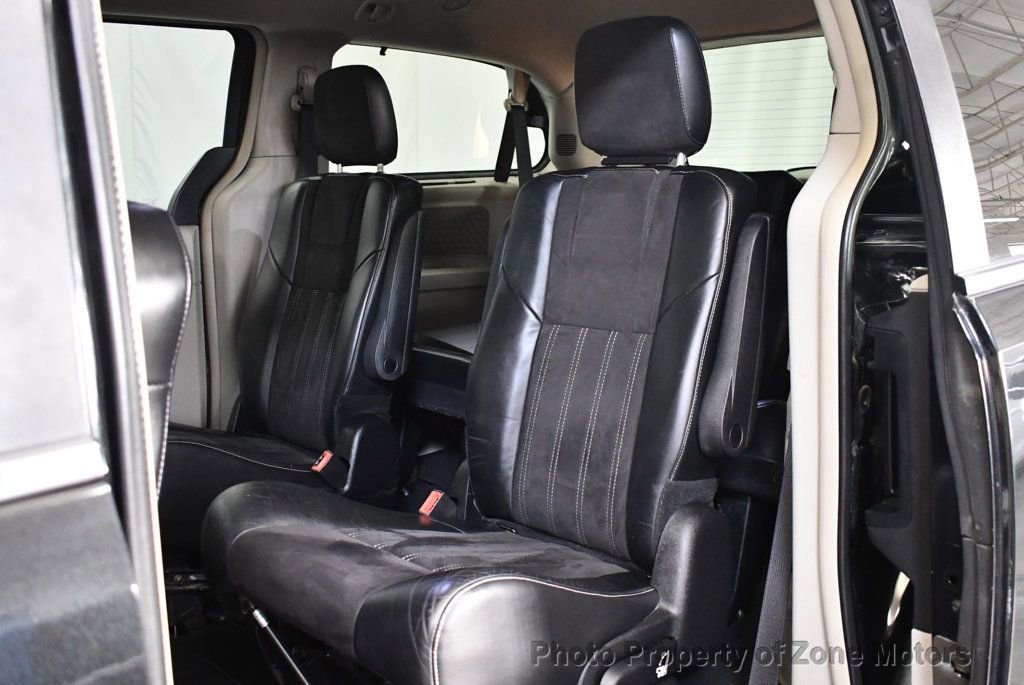 Used 2014 Chrysler Town & Country Touring-L image 20