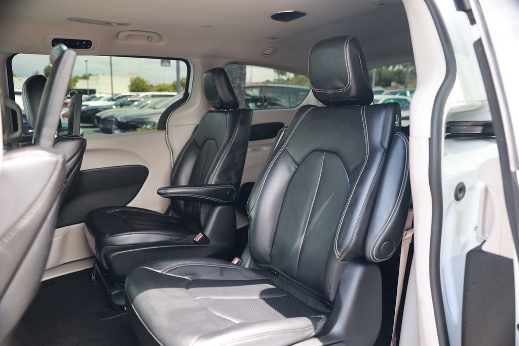 Used 2023 Chrysler Pacifica Touring-L w/ Uconnect Theater Family Group FWD image 34
