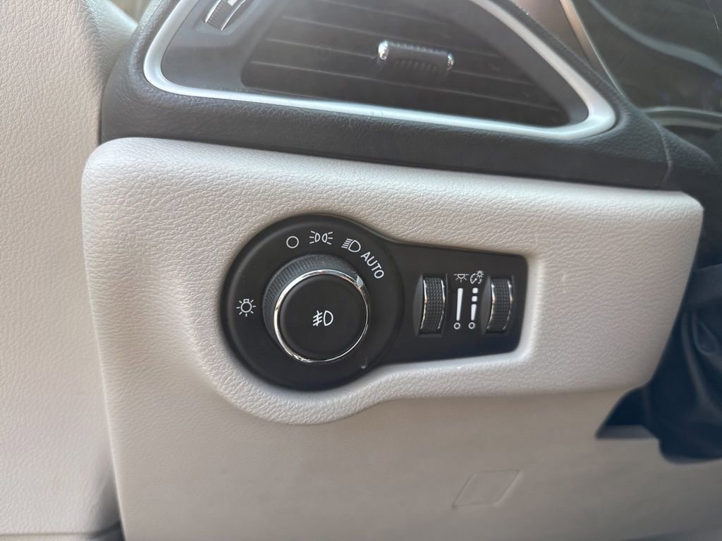 Used 2018 Chrysler Pacifica Touring-L FWD image 11